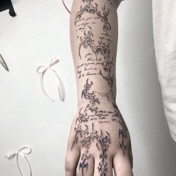 Чоловіче тату на руці в стилі ньютрайбл з орнаментами