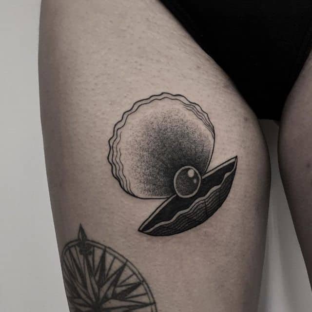 жемчуг тату на бедре