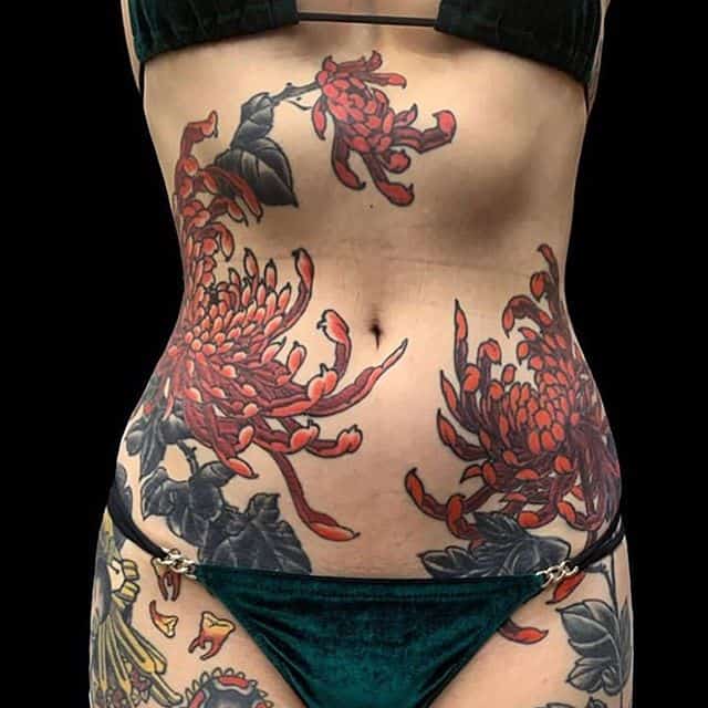 Тату цветы на животе сбоку