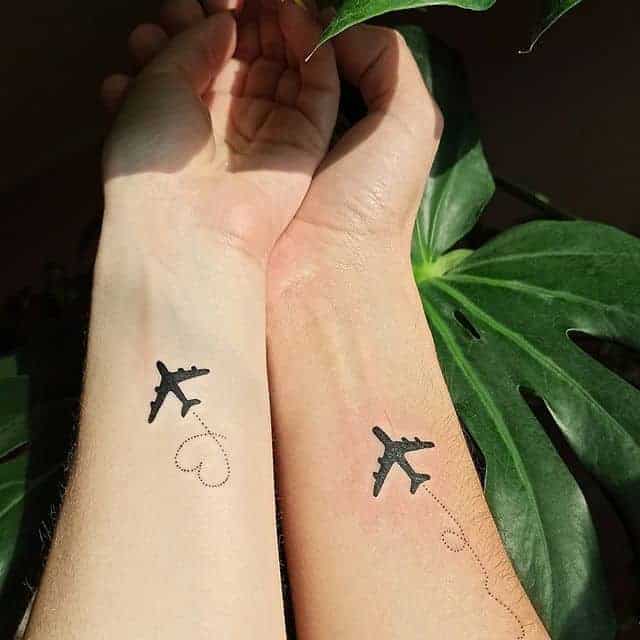 самолет на запястье