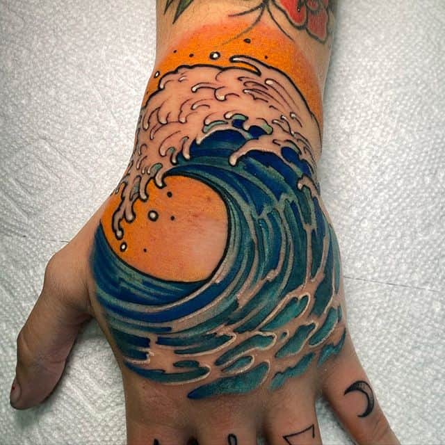 тату волна на ладони