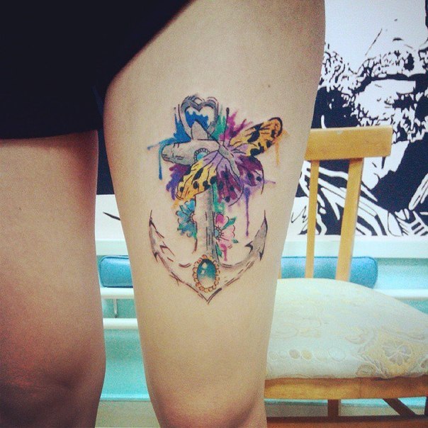 бабочка на бедре тату