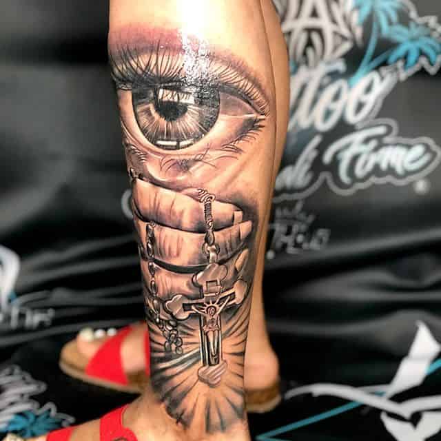 реализм тату на голени