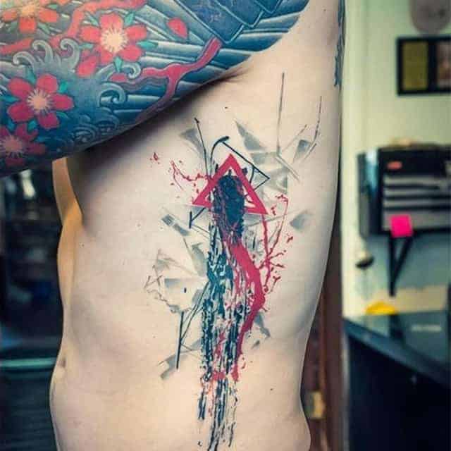 Абстракция тату на боку