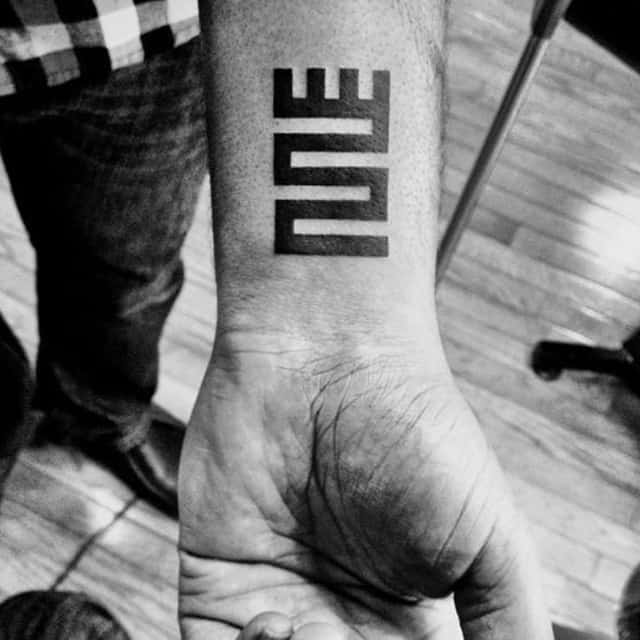 тату на запястье чб