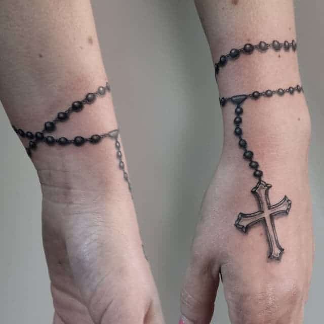 тату на запястье крест