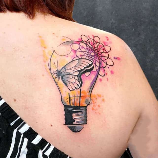 тату на лопатке лампочка