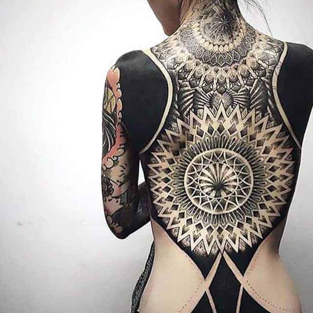 Блэкворк тату на всей спине