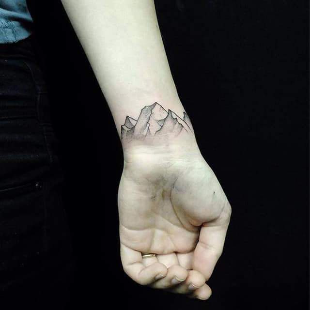 тату на запястье горы