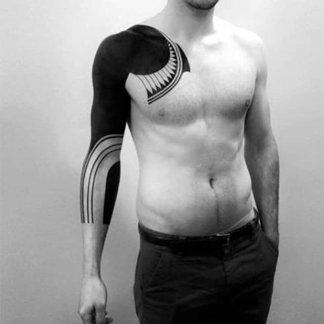 Абстрактное блэкворк тату на полурукаве для мужчин