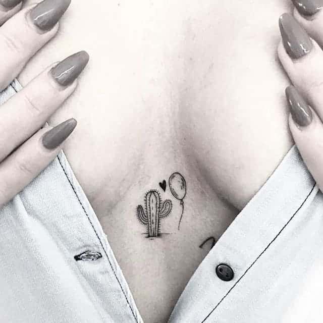 тату на груди женская