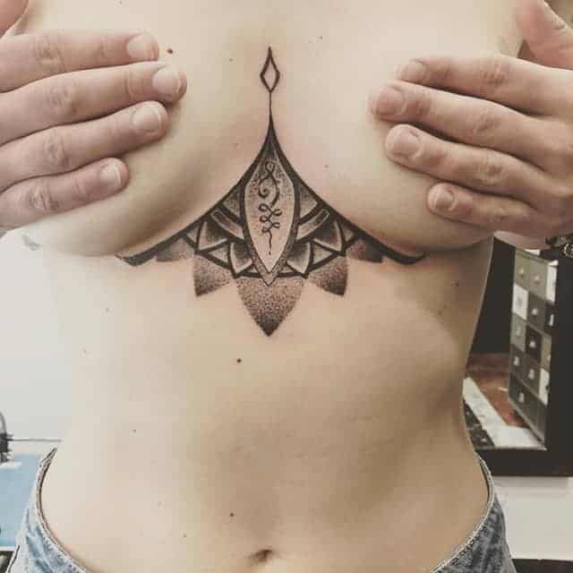 тату под грудью