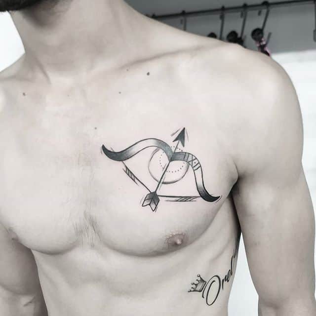 тату лук и стрелы на груди