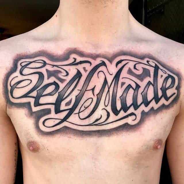 тату фраза на груди