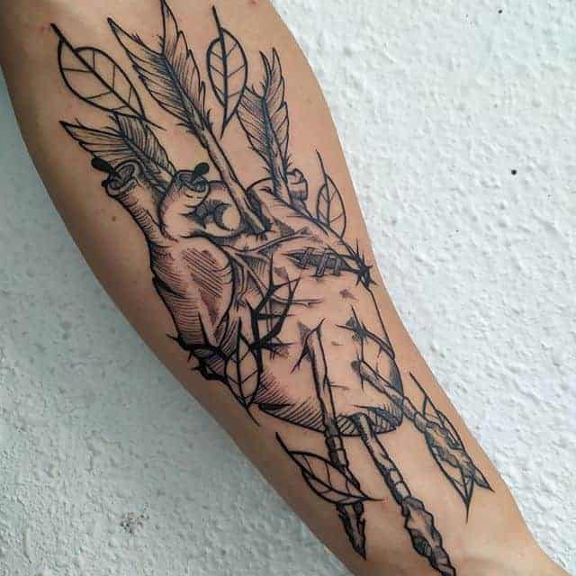 тату сердце и стрелы