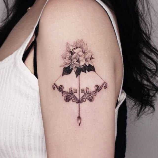 тату лук и стрелы и цветы