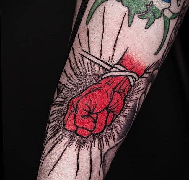 тату красный кулак