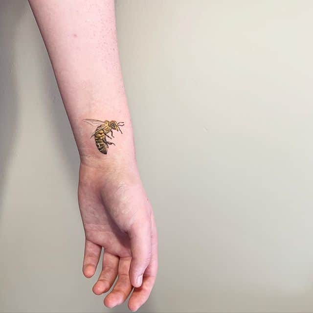 тату на запястье пчела