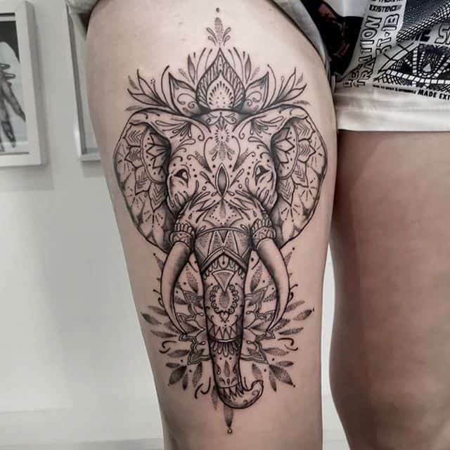слон на бедре тату