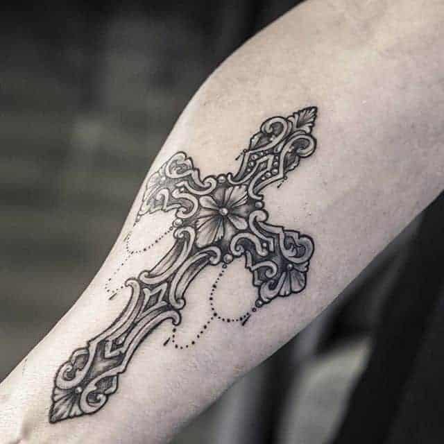 тату крест чб