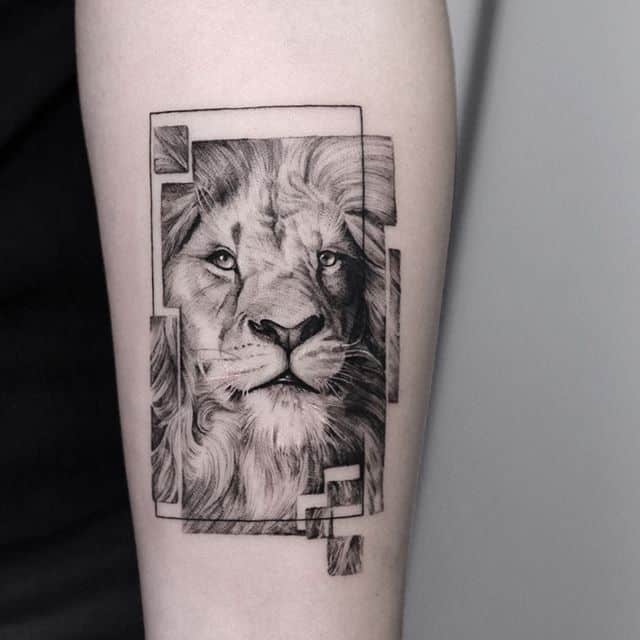 Тату лев в геометрическом квадрате