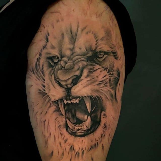 Тату морда льва в реалистичном стиле