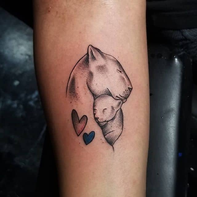 Тату львица со львятами на бедре