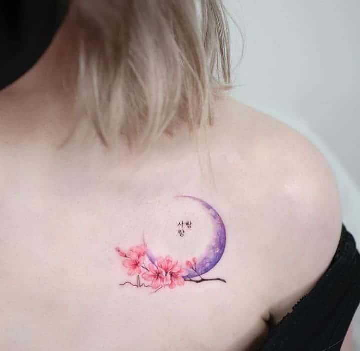 тату месяц на ключице