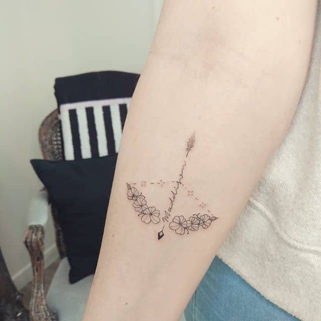 тату лук и стрела женская