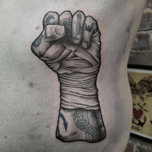 тату кулак чб