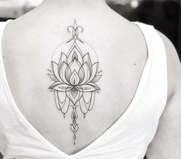 лотос на спине тату