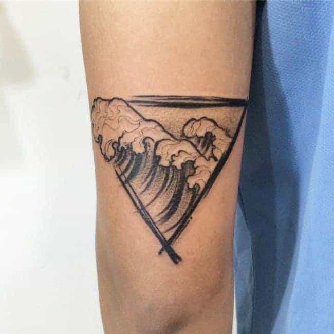 тату на плече треугольник