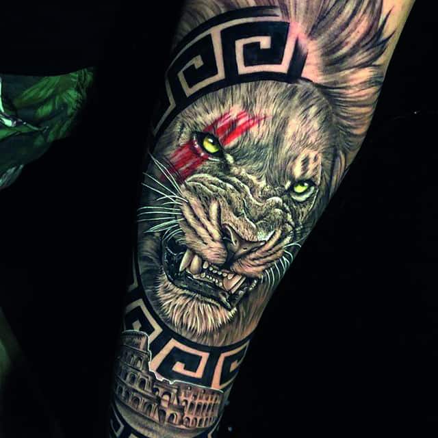 тату на внутренней стороне руки лев