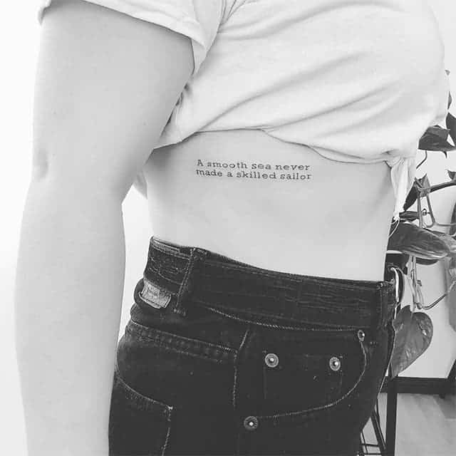 тату надпись на ребрах
