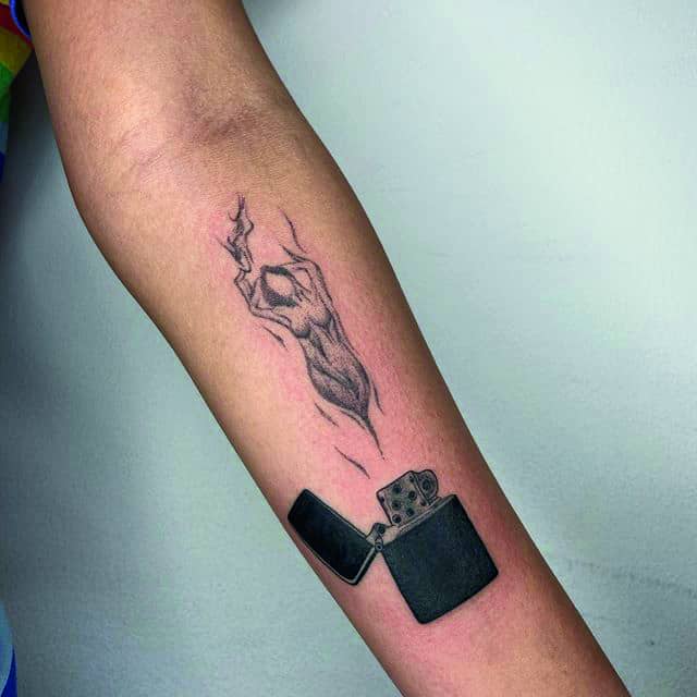 тату на внутренней стороне руки зажигалка