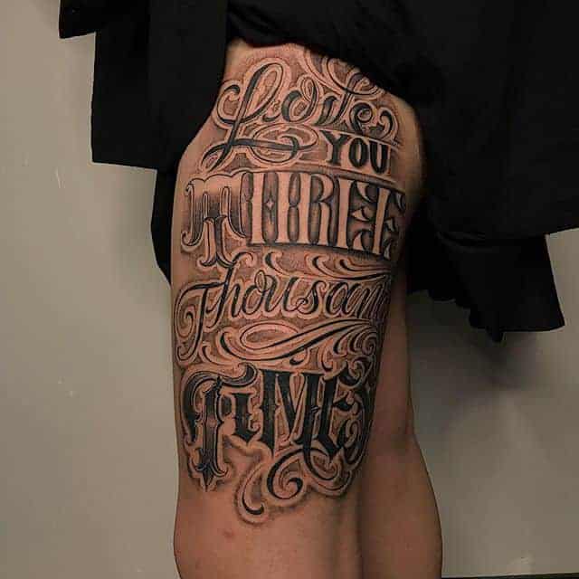 тату надписи на бедре