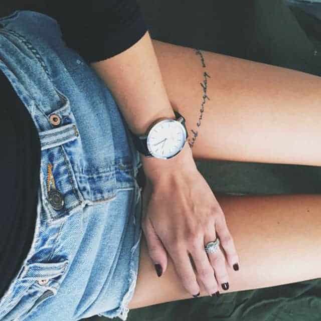 тату надпись женская на бедре