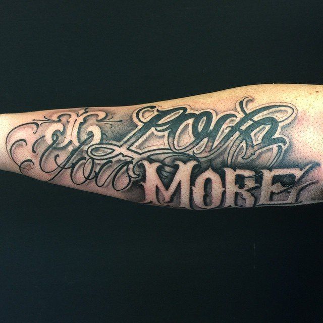 тату на руке надпись