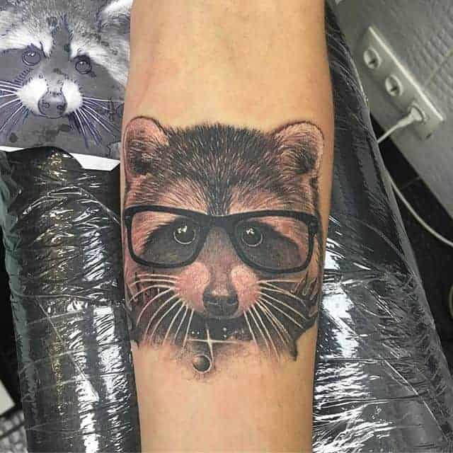 енот тату в очках