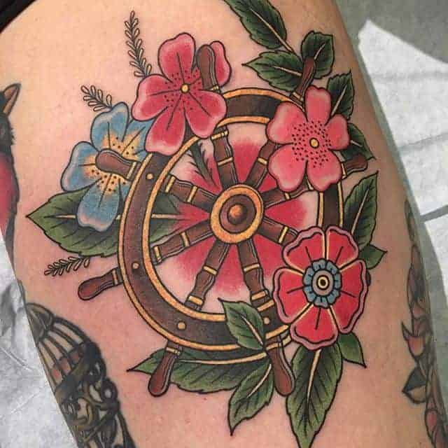 штурвал тату с цветами