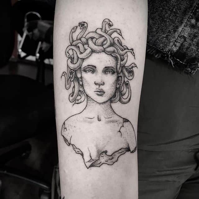тату медуза горгона чб