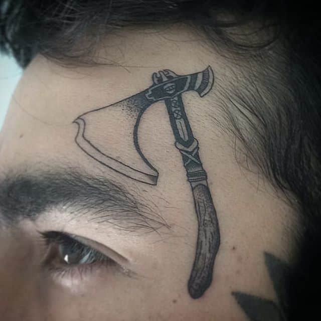 тату на лице топор