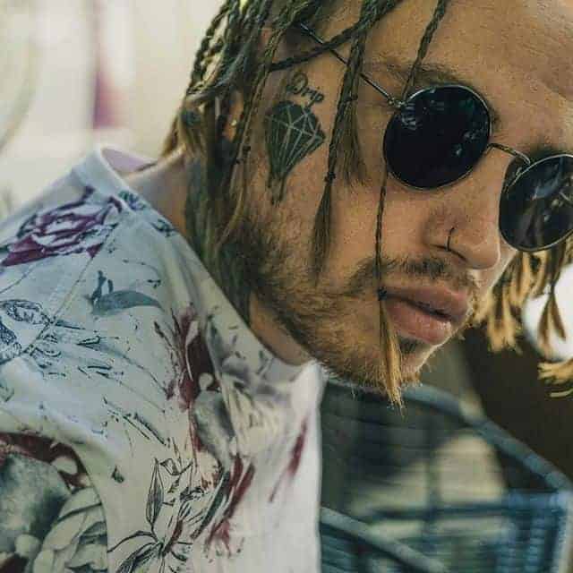 тату на лице бриллиант