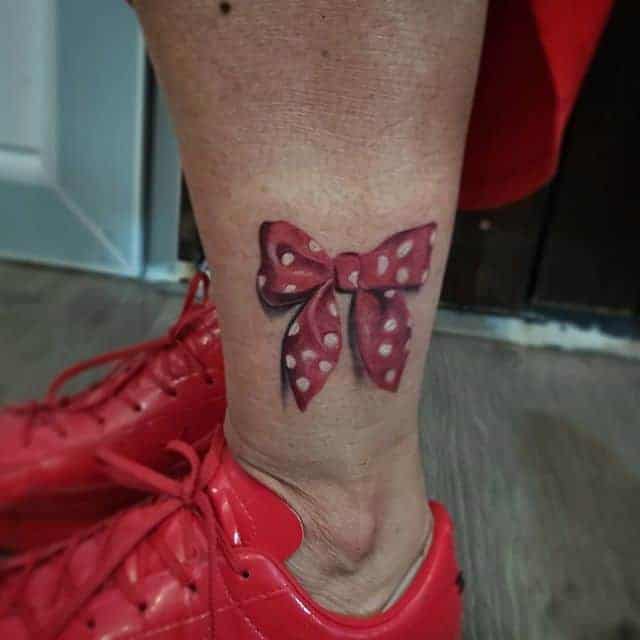тату бантик на ноге