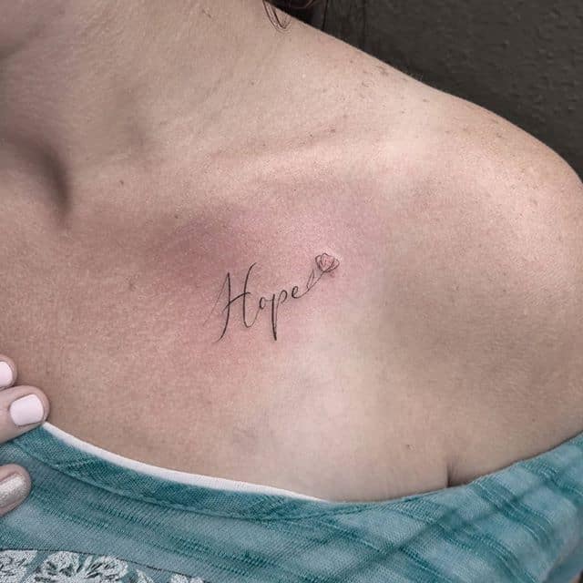 тату надпись на ключице с цветочком