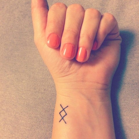 тату руна на запястье