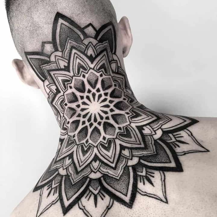 орнамент тату на шее