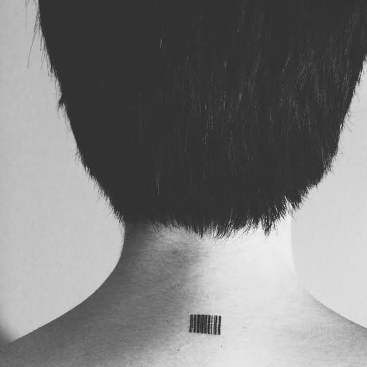 штрих код тату на шее