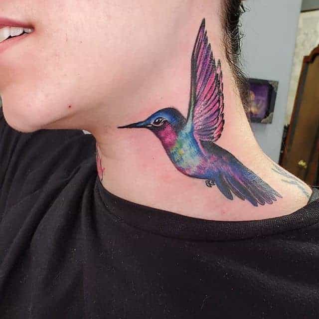 женская тату на шее колибри