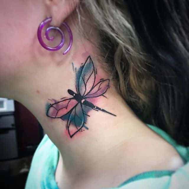 женская тату на шее стрекоза